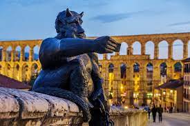 Estatua del diablo en el acueducto de Segovia